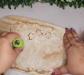 tabla para cortar galletas de jengibre de imitacin, Perforar las mini galletas