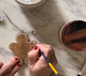 crafting holiday cheer gua para crear jengibre de madera pintado a mano, Paso 3 Pinta el dise o con un pincel muy fino