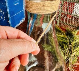 luz de fuego hojas perennes y nieve el proyecto de botellas navideas de swedi, Cordel alrededor de un cuello de botella