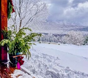 luz de fuego hojas perennes y nieve el proyecto de botellas navideas de swedi, Decoraci n invernal para el porche de una caba a de esqu