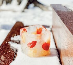 luz de fuego hojas perennes y nieve el proyecto de botellas navideas de swedi, C mo hacer portavelas de hielo de colores