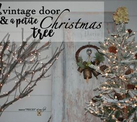 cmo decorar un birdbath al aire libre para la navidad, una puerta vintage y un peque o rbol de Navidad