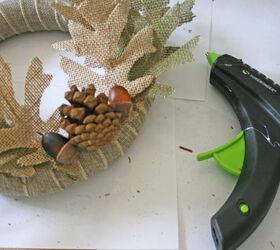 cmo hacer un anillo de vela de vacaciones de una corona de otoo de hojas de arpillera, corona de arpillera DIY