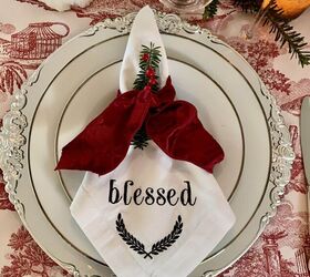la mesa de la cena de navidad, Las servilletas est n adornadas con verdes y bayas