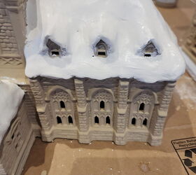 divertida casita de jengibre inspirada en pottery barn, Arcilla h meda en el tejado de la iglesia de Navidad