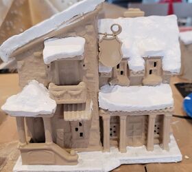 divertida casita de jengibre inspirada en pottery barn, Casa de Navidad de pan de jengibre con nieve en el tejado