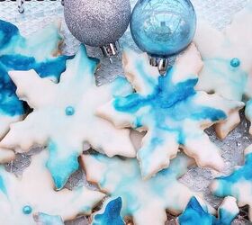 divertida casita de jengibre inspirada en pottery barn, Galletas glaseadas con copos de nieve en una bandeja de cristal