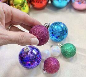 idea de centro de mesa diy con bolas de navidad, Ideas de adornos navide os con bolas para crear centros de mesa