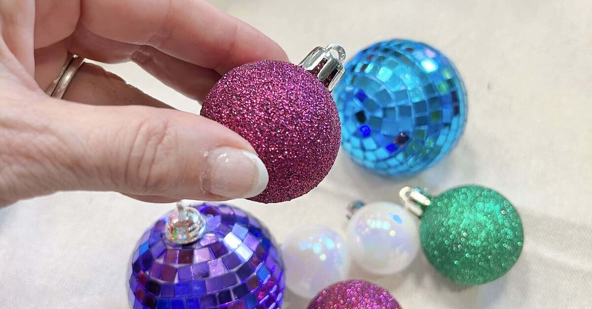 Using Bolas Un centro de mesa DIY con bolas de Navidad | Hometalk