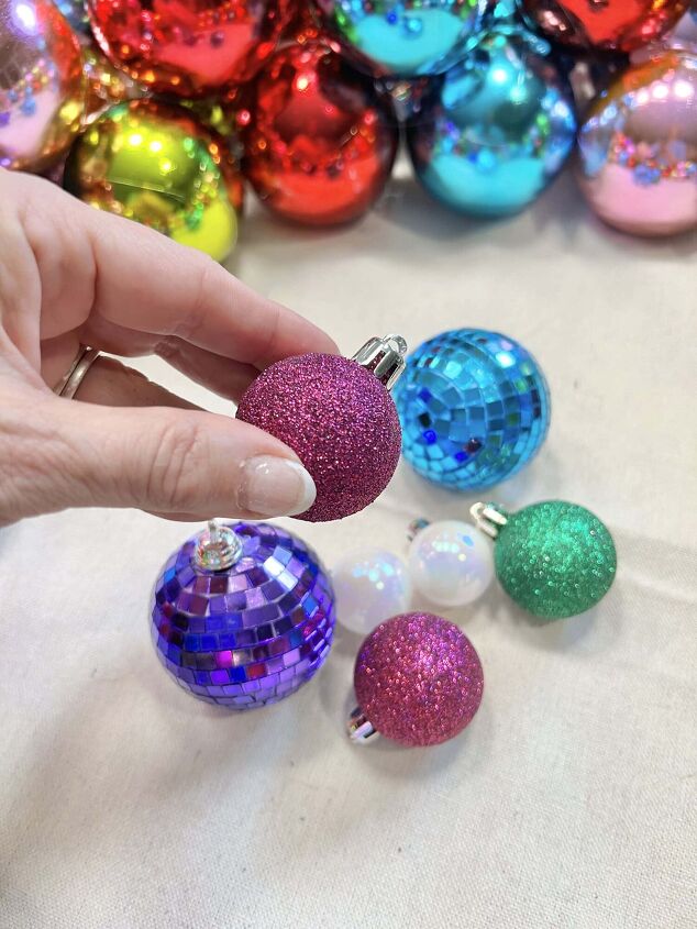 Using Bolas Un centro de mesa DIY con bolas de Navidad | Hometalk