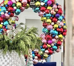 idea de centro de mesa diy con bolas de navidad, Guirnalda de adornos navide os DIY con fideos de piscina