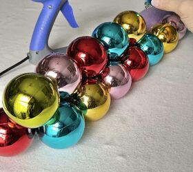 idea de centro de mesa diy con bolas de navidad, Apilar adornos de bolas de Navidad en la parte superior de un fideo de piscina para ideas de adornos navide os y centros de mesa