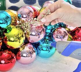 idea de centro de mesa diy con bolas de navidad, Ideas de adornos de bolas de Navidad Pegar picos met licos a un centro de mesa