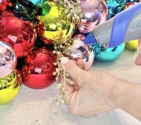 idea de centro de mesa diy con bolas de navidad, Pegado con cola caliente de adornos met licos