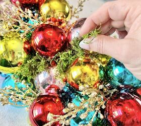 idea de centro de mesa diy con bolas de navidad, Colocar musgo verde en los espacios entre las bolas de Navidad