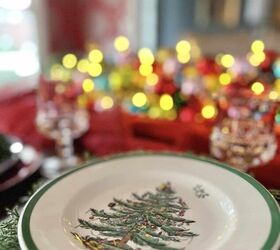 idea de centro de mesa diy con bolas de navidad, Un plato de Navidad Spode es una idea para colocar delante del centro de mesa con bolas de Navidad