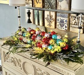 idea de centro de mesa diy con bolas de navidad, Ideas de centros de mesa con bolas de Navidad iluminadas en el recibidor