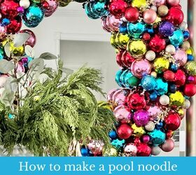 idea de centro de mesa diy con bolas de navidad, Guirnalda de adornos navide os DIY con fideos de piscina