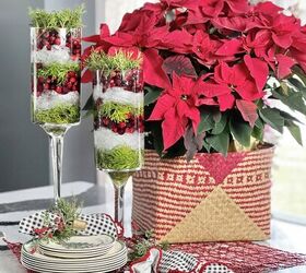 idea de centro de mesa diy con bolas de navidad, Centros de mesa navide os con ar ndanos y hojas perennes