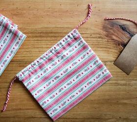 Cómo coser una bolsa de regalo pequeña con cordón
