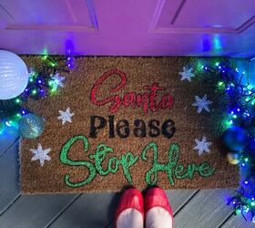 alegre felpudo de bricolaje y decoracin navidea para el porche con creative fabrica, Felpudo DIY con luces navide as y zapatos rojos colocados sobre l