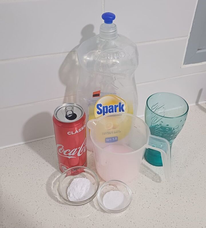 How to clean a bathroom with coke