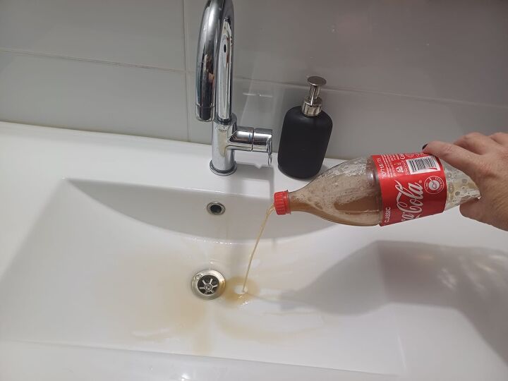 Clean a sink with coke and salt detergent