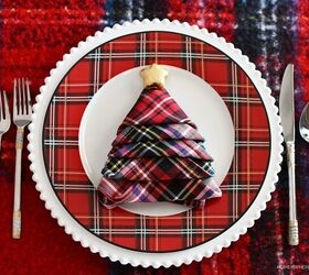 Viste tu mesa navideña con una servilleta con forma de árbol de Navidad