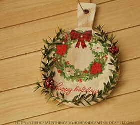 reutiliza una bandeja de bamb para convertirla en un letrero navideo, Tabla de madera redonda con servilleta decorativa y follaje navide o