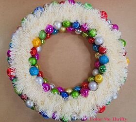 corona de navidad diy, pegar guirnalda de espumill n color crema en la parte delantera de la corona de espuma de poliestireno