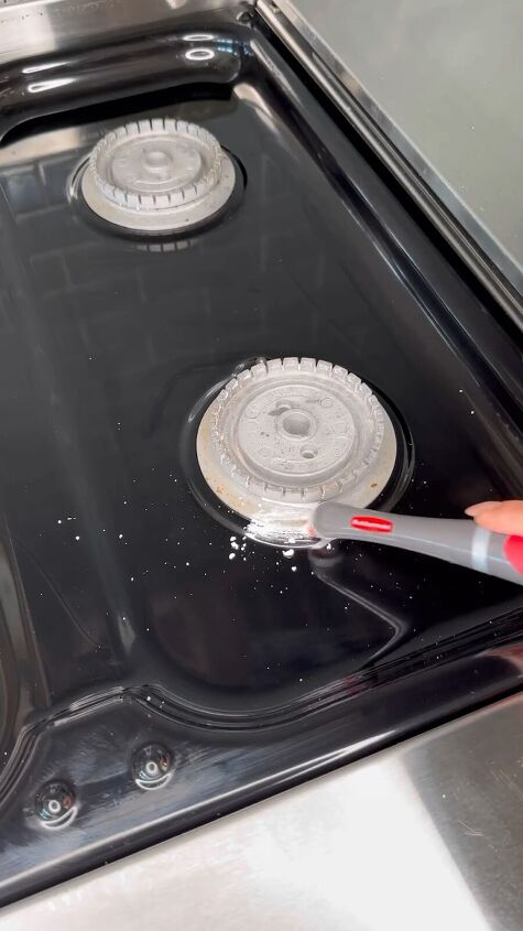 Cleaning a stove with an electric toothbrush