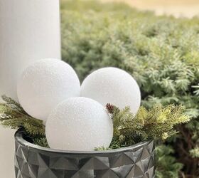 cmo hacer bolas de nieve de imitacin para tu decoracin de invierno, bolas de nieve de imitaci n colocadas en una maceta en el porche