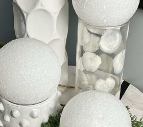 cmo hacer bolas de nieve de imitacin para tu decoracin de invierno, Bolas de nieve de imitaci n colocadas como centro de mesa