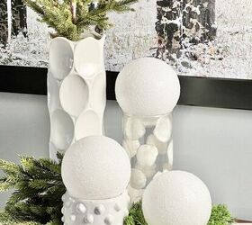 cmo hacer bolas de nieve de imitacin para tu decoracin de invierno, bolas de nieve de imitaci n hechas a mano colocadas delante de una pared con motivos invernales
