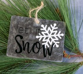 diy etiquetas de regalo de navidad con cricut, una etiqueta de regalo navide a con un copo de nieve sobre una rama de pino