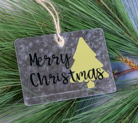 diy etiquetas de regalo de navidad con cricut, etiqueta de Navidad galvanizada en una rama de rbol verde