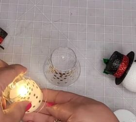 diys de bandejas con mini muecos de nieve divertidos para el invierno, Coge dos velas de t LED