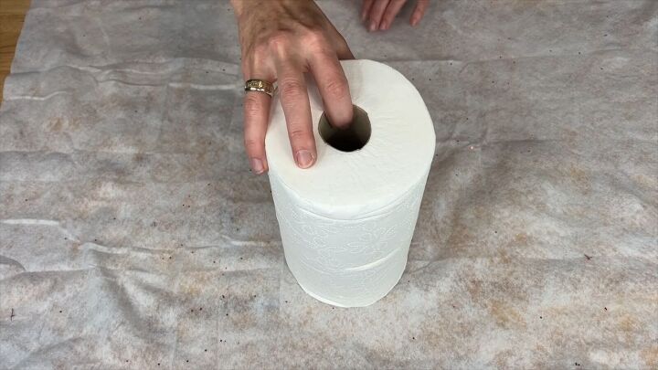 Snowman craft using toilet paper rolls