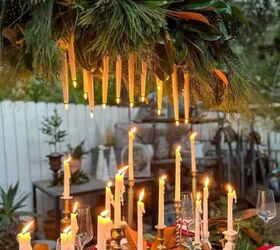 adornos de arcilla de secado al aire diy christmas gingerbread, Decoraci n navide a con una l mpara de ara a colgante y muchas velas sobre la mesa