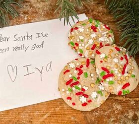 adornos de arcilla de secado al aire diy christmas gingerbread, Una carta a Pap Noel con tres galletas de az car espolvoreadas
