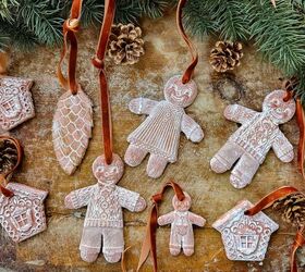 adornos de arcilla de secado al aire diy christmas gingerbread, Los adornos de pan de jengibre de arcilla secada al aire se colocan sobre una tabla de cortar antes de ponerlos en el rbol