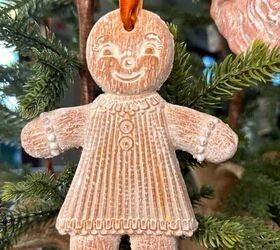 adornos de arcilla de secado al aire diy christmas gingerbread, Un adorno navide o de ni a de jengibre de arcilla secada al aire colgando del rbol