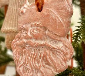 adornos de arcilla de secado al aire diy christmas gingerbread, Un adorno de Pap Noel de barro cocido secado al aire colgado en el rbol
