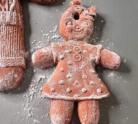 adornos de arcilla de secado al aire diy christmas gingerbread, Adorno de chica de jengibre de arcilla secada al aire sobre una bandeja para galletas para que se seque
