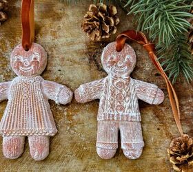 adornos de arcilla de secado al aire diy christmas gingerbread, Adornos de arcilla secada al aire de pan de jengibre sentados en una tabla de cortar