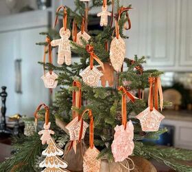 adornos de arcilla de secado al aire diy christmas gingerbread, Adornos de pan de jengibre de arcilla secada al aire colgando de un peque o rbol en la cocina