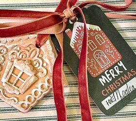adornos de arcilla de secado al aire diy christmas gingerbread, Arcilla secada al aire encima de un paquete de regalo