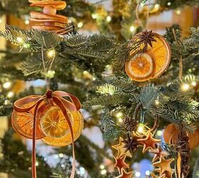 13 ideas de bricolaje para hacer adornos con naranjas secas, Adornos de naranjas secas en el rbol de Navidad