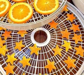 13 ideas de bricolaje para hacer adornos con naranjas secas, Recorta estrellas de c scara de naranja y prep ralas para secarlas en un deshidratador