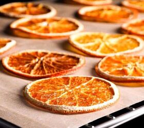 13 ideas de bricolaje para hacer adornos con naranjas secas, Naranja seca cortada en rodajas en el horno lista para sacar